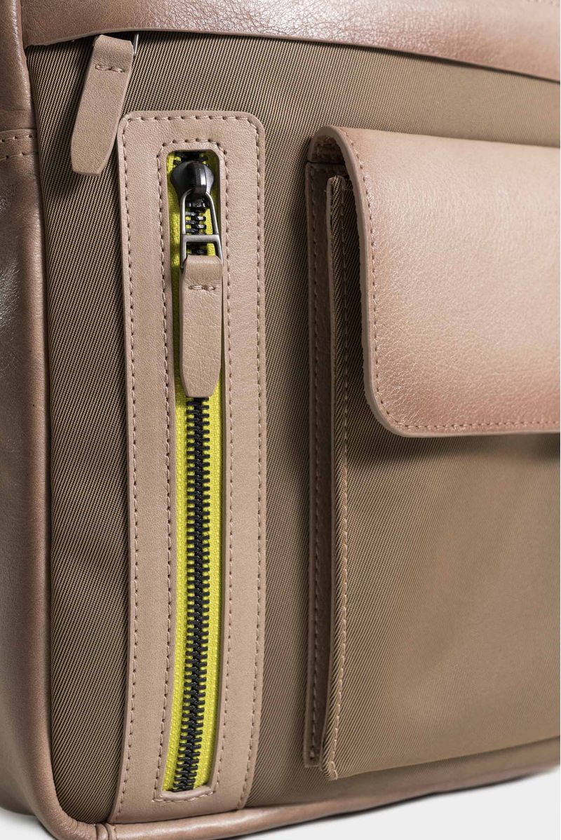 Bolso-manos-libres-de-cuero