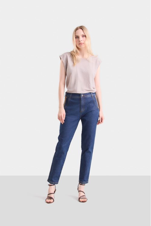 Jean caltha en denim rígido para mujer detalles cuero