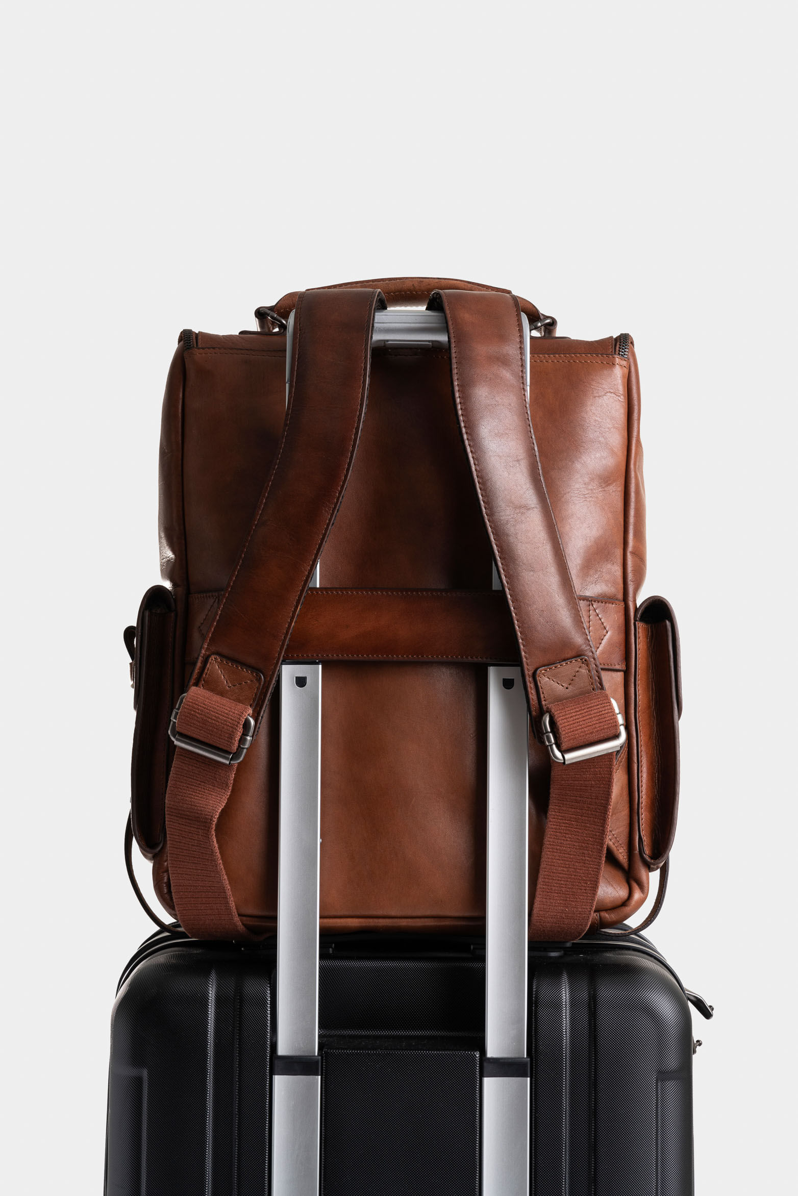 Mochila "NEW ARCHAEOLOGY" de cuero-1738353778437