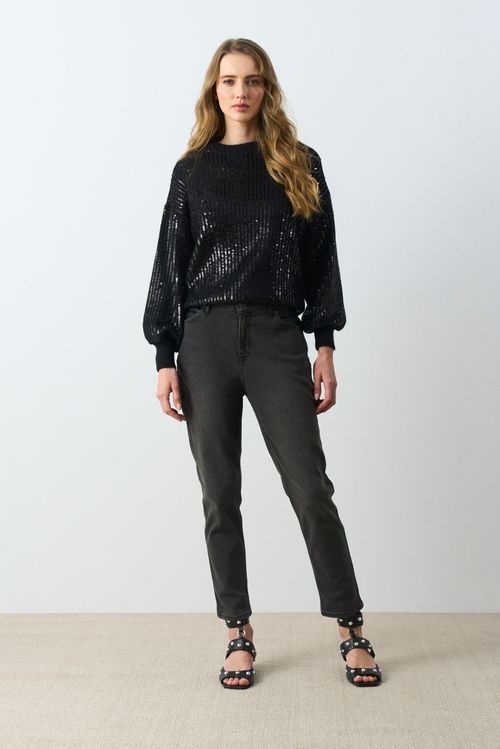 Jean bota recta black en denim para mujer cortes cuero